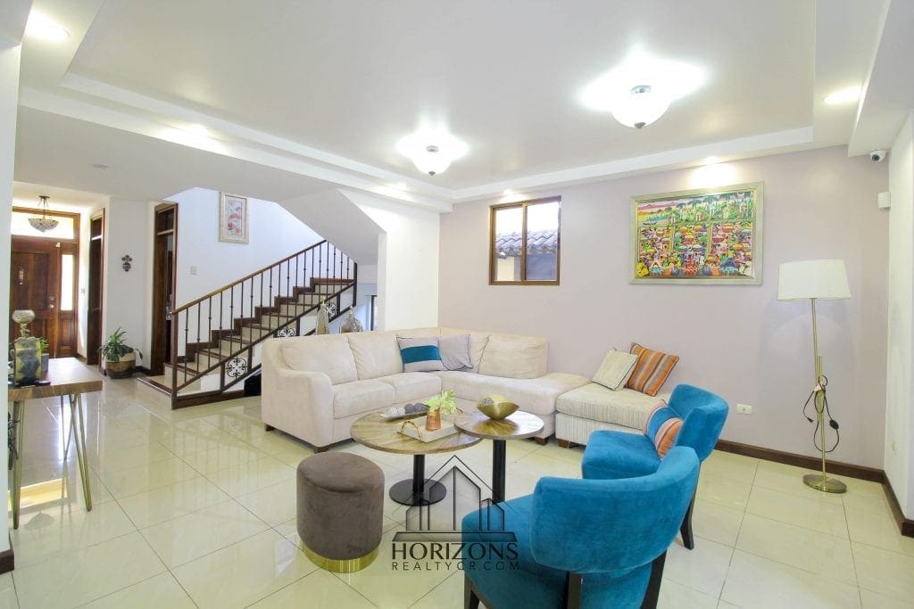 Venta De Casa En Santa Ana 4 Habitaciones + Oficina Patio Noj518