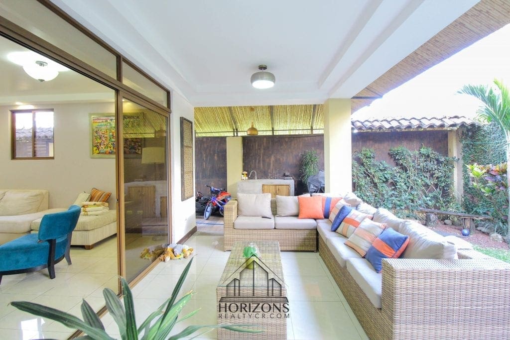 VENTA DE CASA EN SANTA ANA 4 HABITACIONES + OFICINA PATIO NOJ518