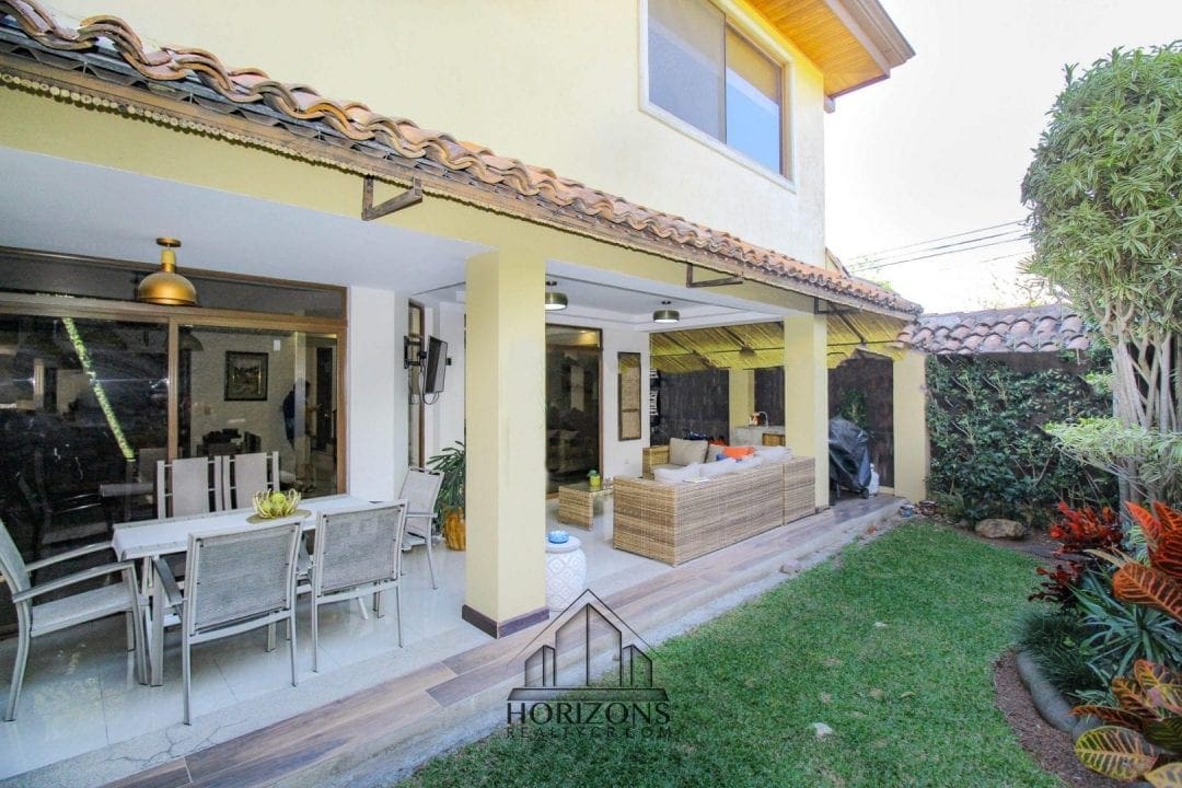 VENTA DE CASA EN SANTA ANA 4 HABITACIONES + OFICINA PATIO NOJ518