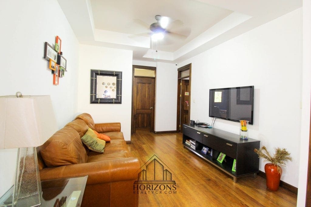 VENTA DE CASA EN SANTA ANA 4 HABITACIONES + OFICINA PATIO NOJ518