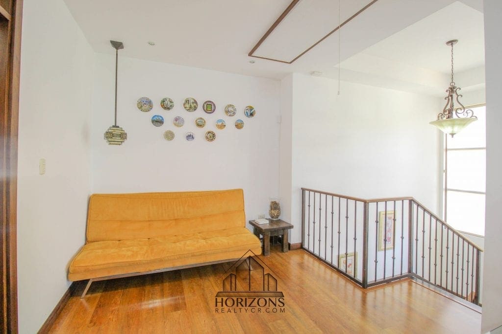 VENTA DE CASA EN SANTA ANA 4 HABITACIONES + OFICINA PATIO NOJ518