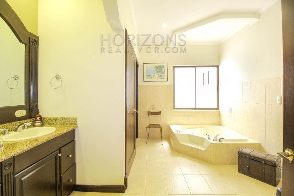 VENTA DE CASA EN ESCAZU CONDOMINIO SEGURIDAD 27/7 OFICINA – PATIO NOJ519