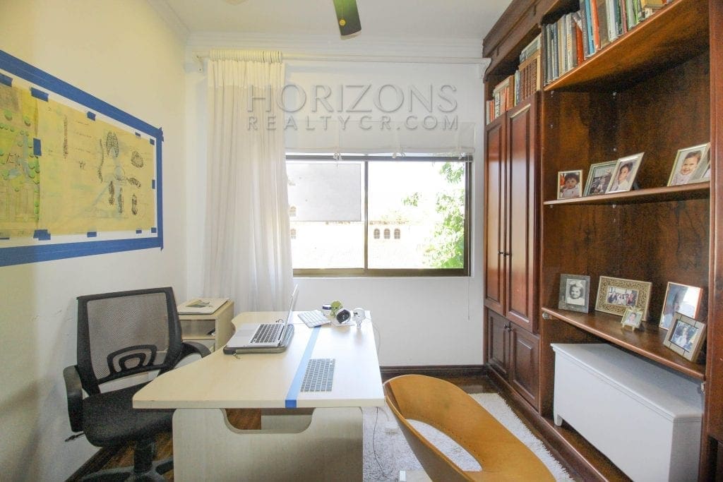 VENTA DE CASA EN ESCAZU CONDOMINIO SEGURIDAD 27/7 OFICINA – PATIO NOJ519