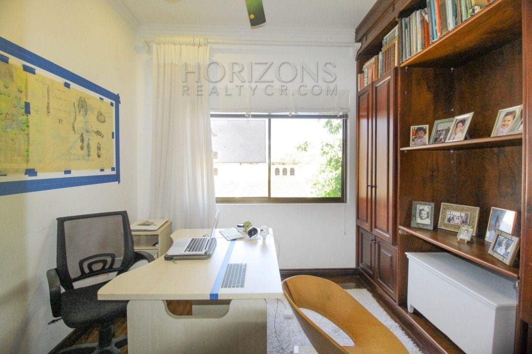 VENTA DE CASA EN ESCAZU CONDOMINIO SEGURIDAD 27/7 OFICINA – PATIO NOJ519