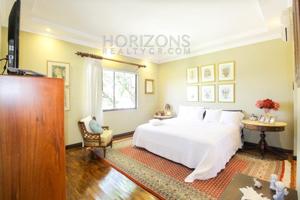 VENTA DE CASA EN ESCAZU CONDOMINIO SEGURIDAD 27/7 OFICINA – PATIO NOJ519