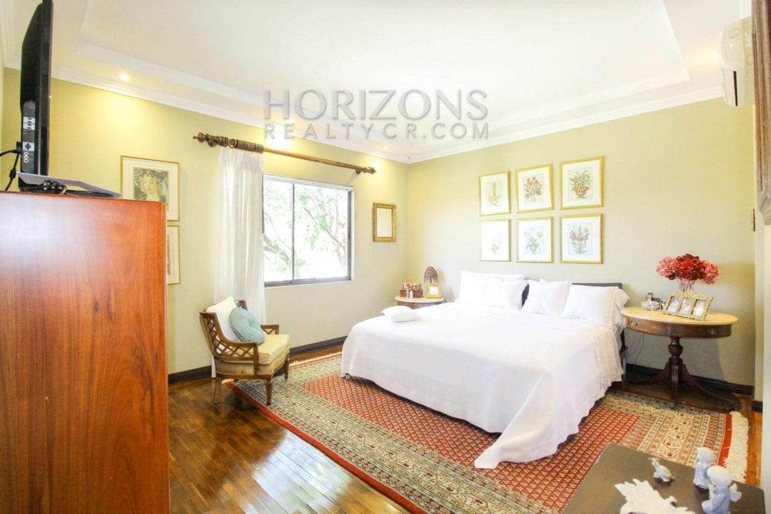 VENTA DE CASA EN ESCAZU CONDOMINIO SEGURIDAD 27/7 OFICINA – PATIO NOJ519