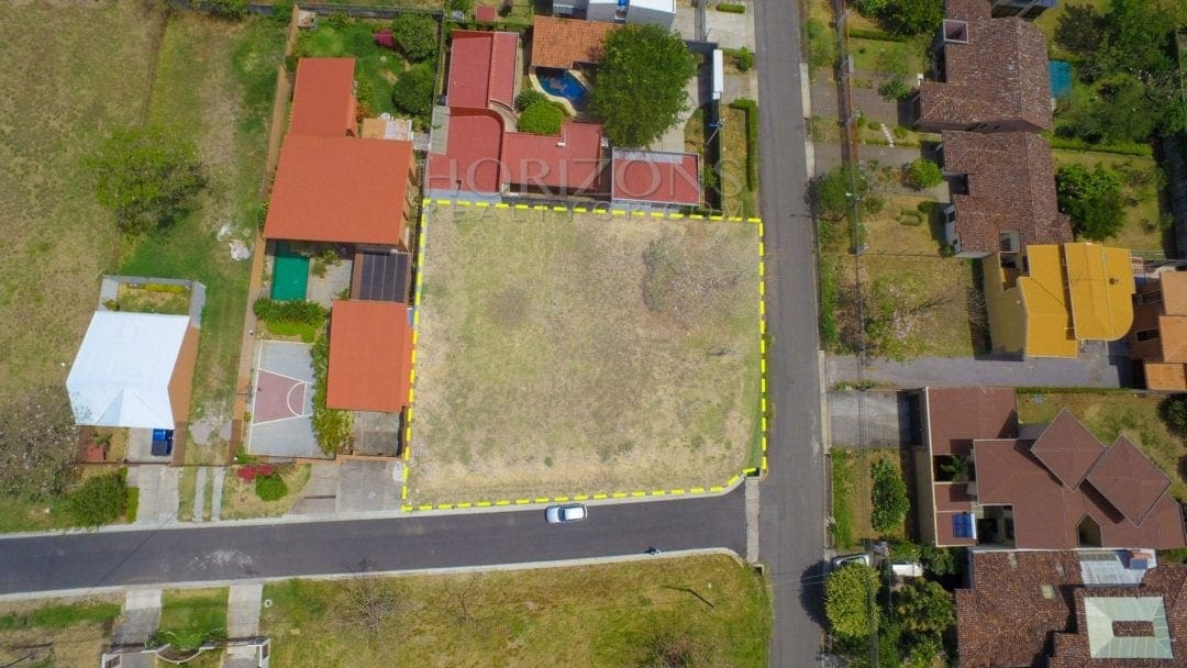 Lote de 932 m² en Venta en Santa Ana – Plano, en Urbanización con Seguridad 24/7 NJA922