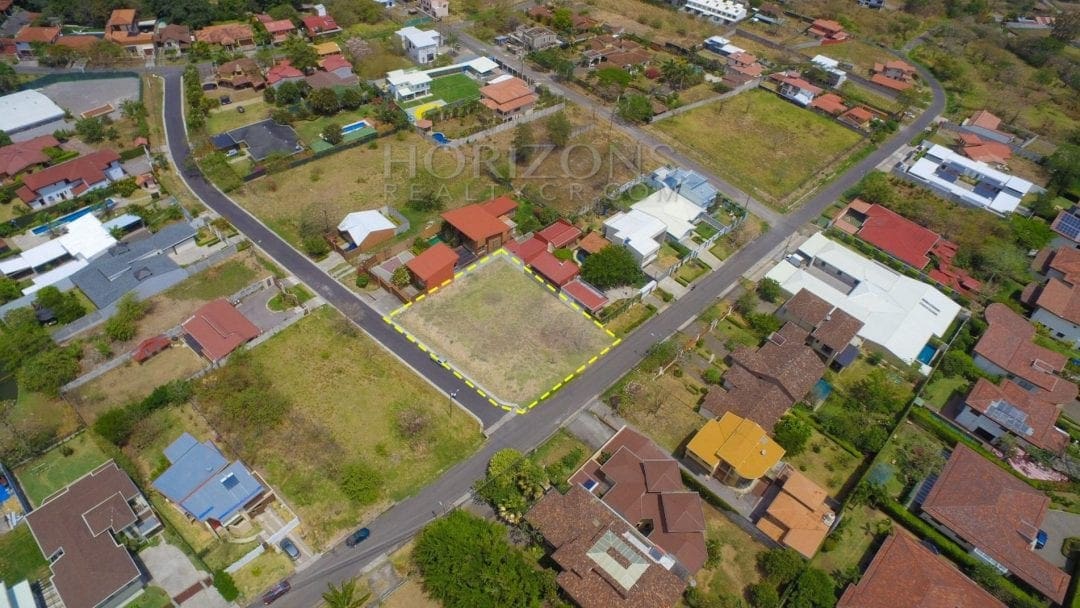 Lote en venta en Santa Ana de 932 m², plano, en urbanización con seguridad 24/7