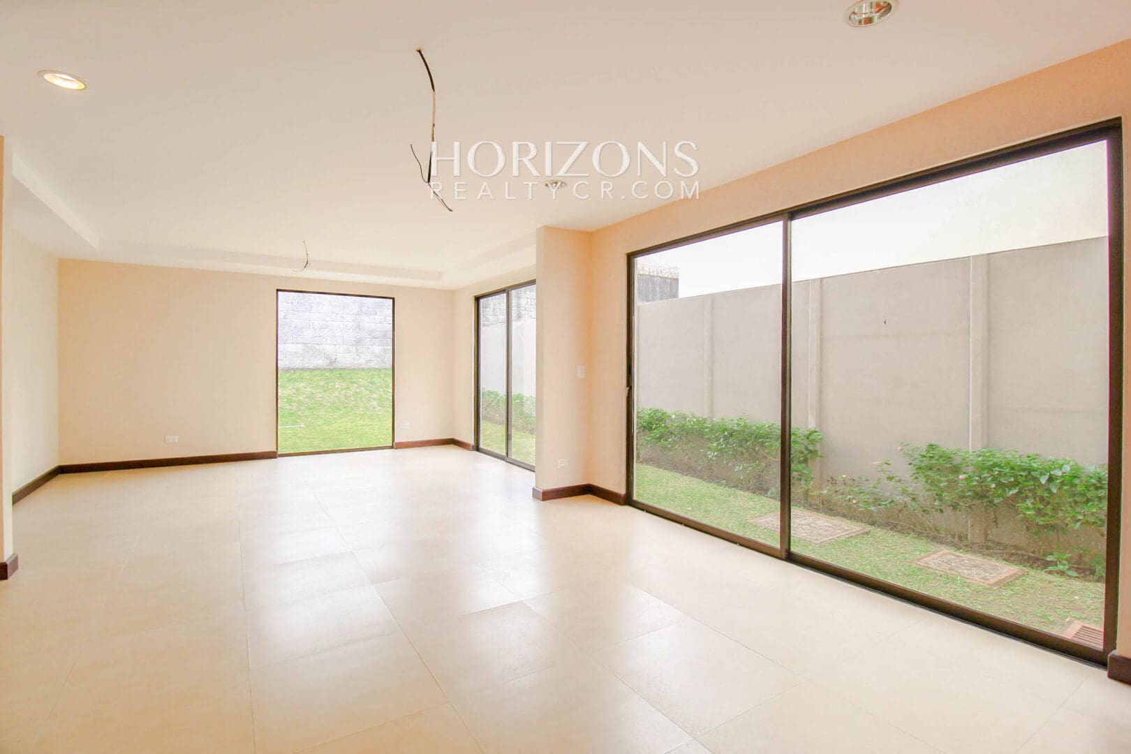 Se Alquila Casa con Patio en Guayabos Curridabat Dentro de Residencial 4 Habitaciones noj485