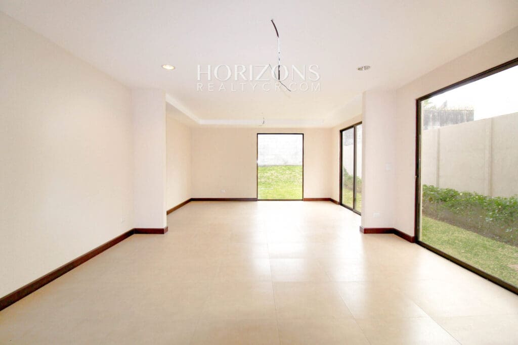 Se Alquila Casa con Patio en Guayabos Curridabat Dentro de Residencial 4 Habitaciones noj485