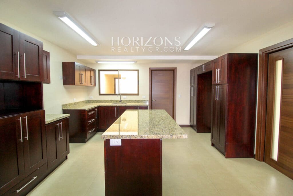 Se Alquila Casa con Patio en Guayabos Curridabat Dentro de Residencial 4 Habitaciones noj485