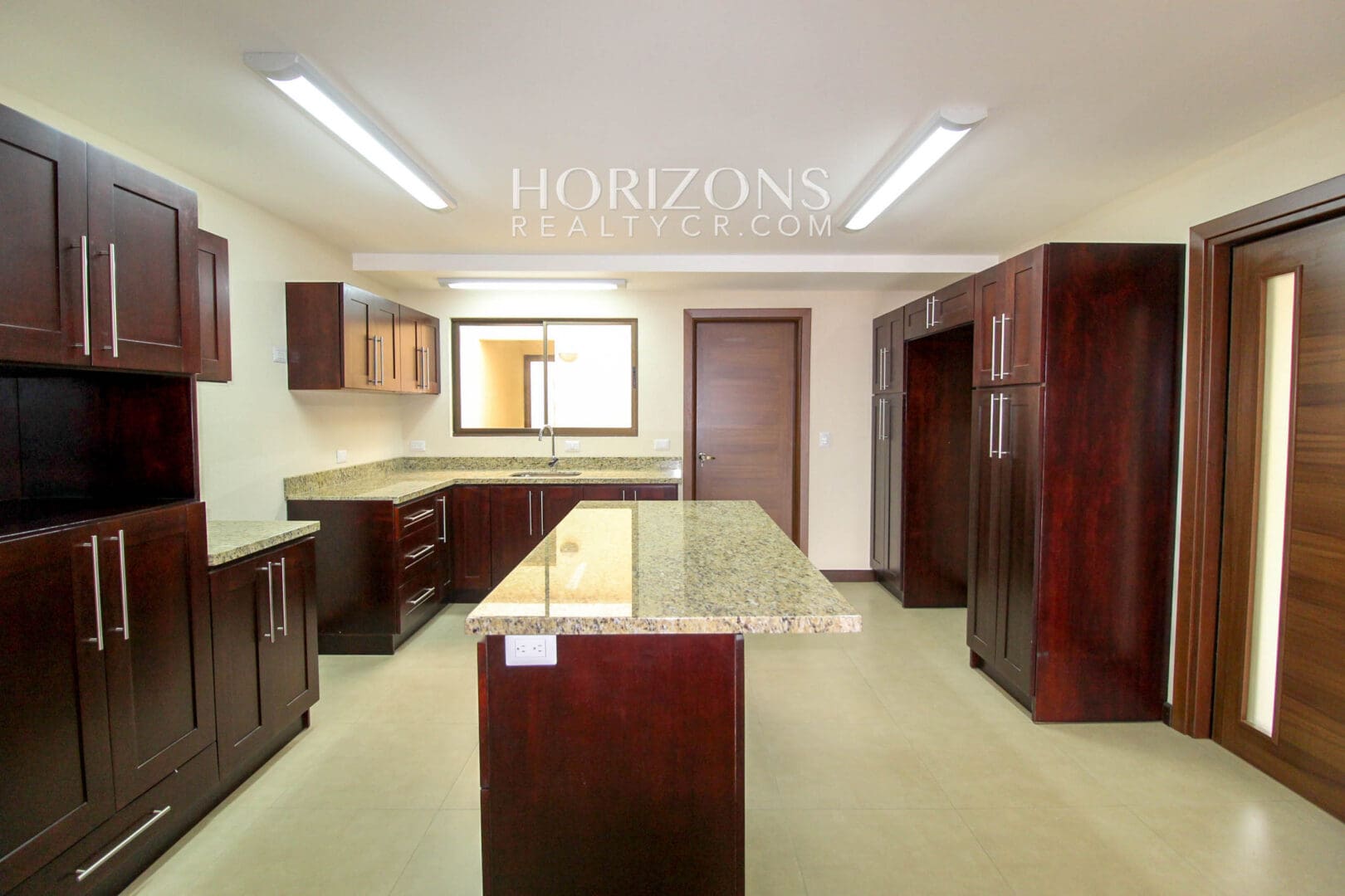 Se Alquila Casa con Patio en Guayabos Curridabat Dentro de Residencial 4 Habitaciones noj485