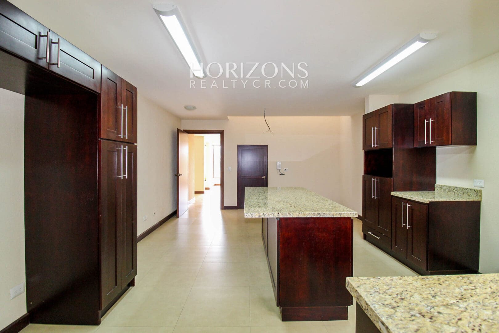 Se Alquila Casa con Patio en Guayabos Curridabat Dentro de Residencial 4 Habitaciones noj485