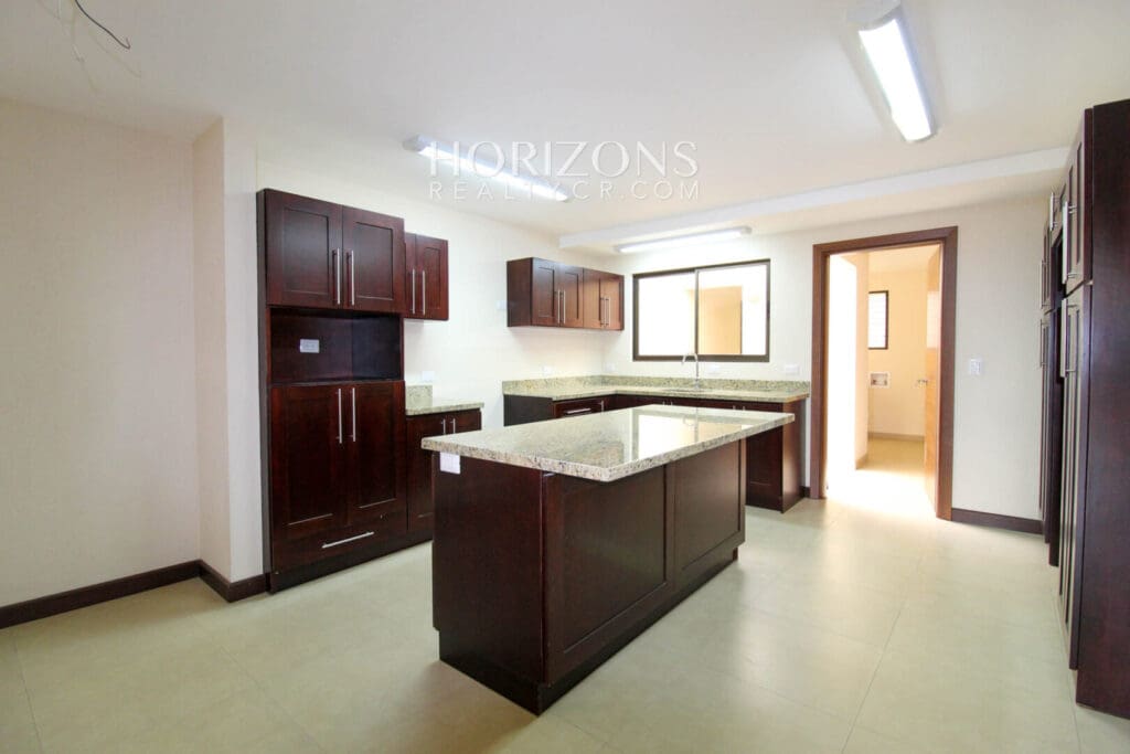 Se Alquila Casa con Patio en Guayabos Curridabat Dentro de Residencial 4 Habitaciones noj485