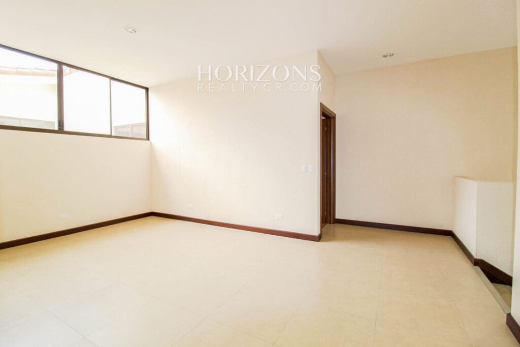 Se Alquila Casa con Patio en Guayabos Curridabat Dentro de Residencial 4 Habitaciones noj485