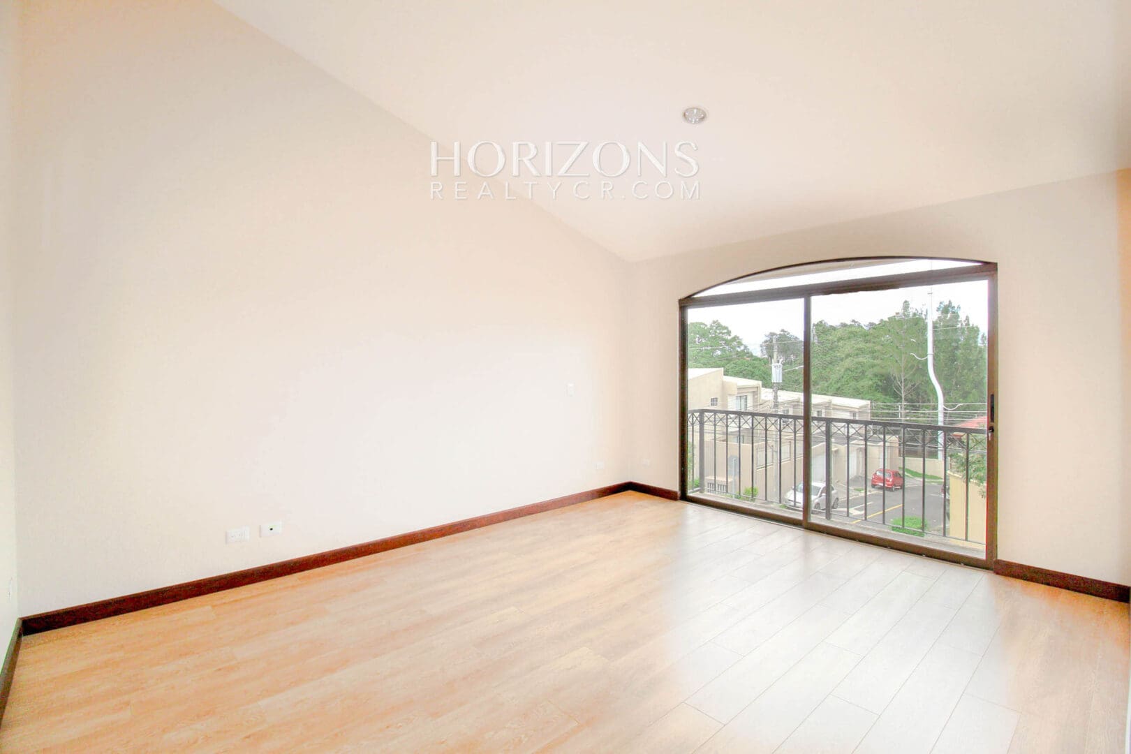 Se Alquila Casa con Patio en Guayabos Curridabat Dentro de Residencial 4 Habitaciones noj485