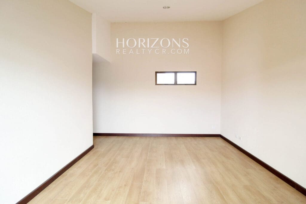 Se Alquila Casa con Patio en Guayabos Curridabat Dentro de Residencial 4 Habitaciones noj485