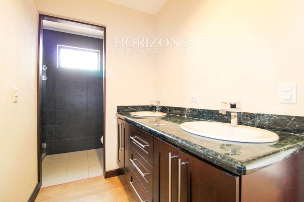 Se Alquila Casa con Patio en Guayabos Curridabat Dentro de Residencial 4 Habitaciones noj485