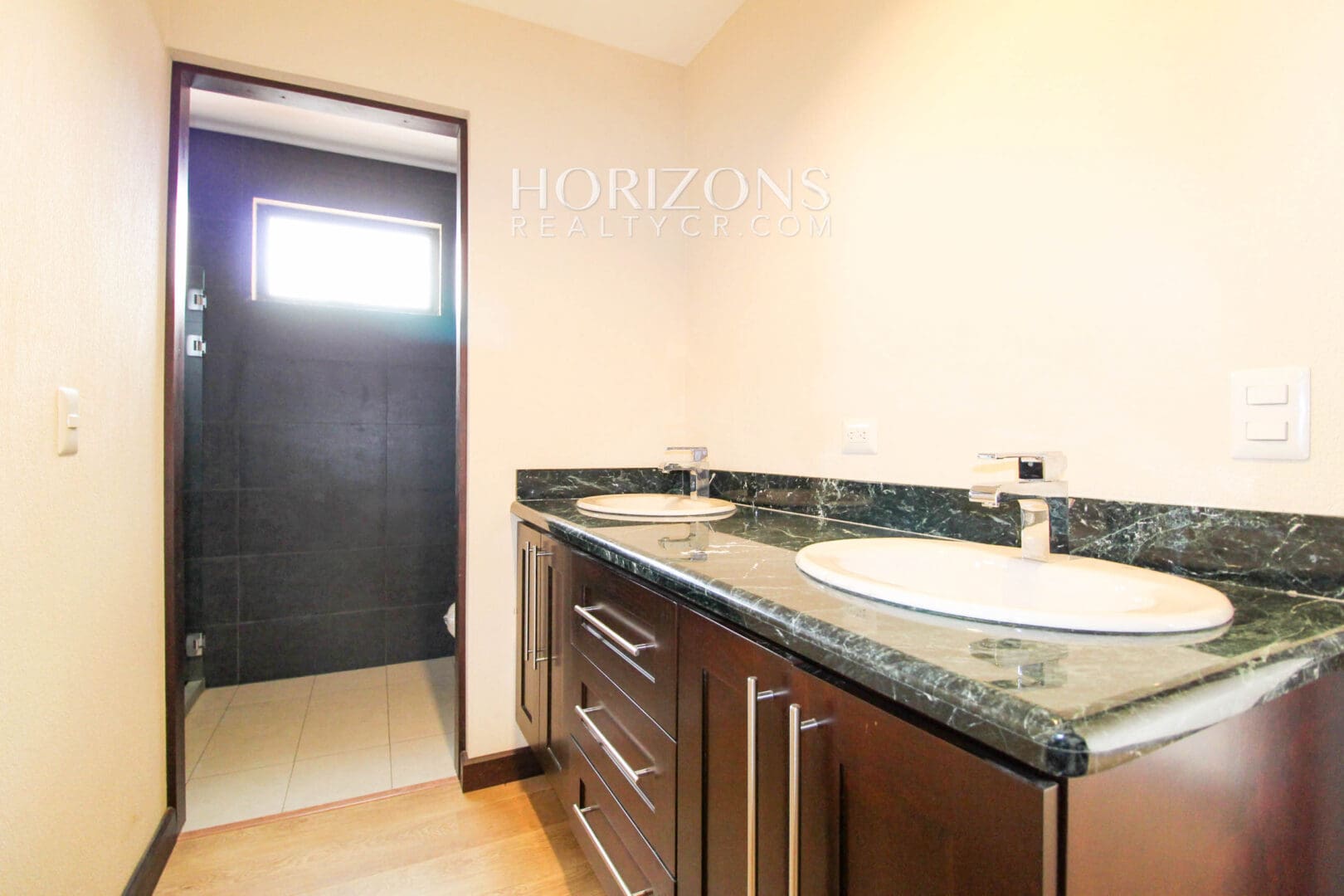 Se Alquila Casa con Patio en Guayabos Curridabat Dentro de Residencial 4 Habitaciones noj485