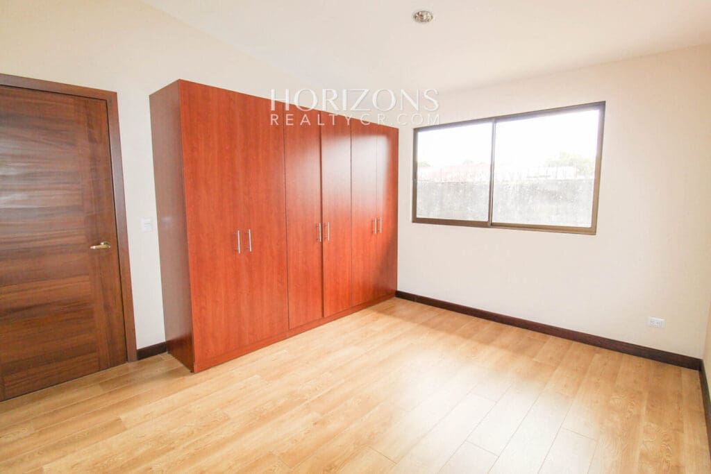 Se Alquila Casa con Patio en Guayabos Curridabat Dentro de Residencial 4 Habitaciones noj485