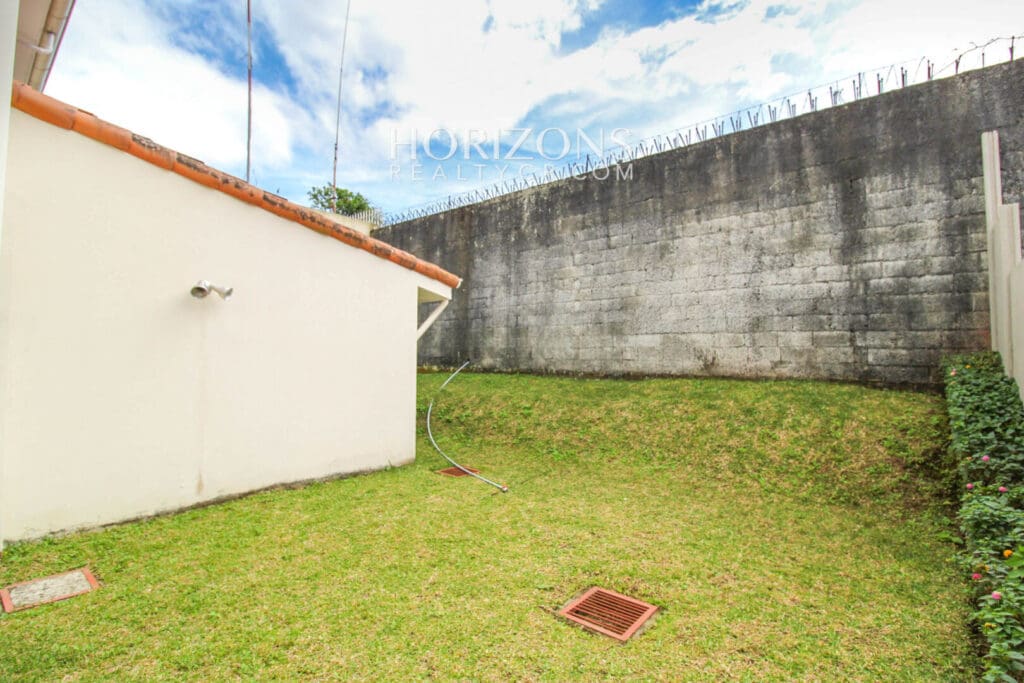 Se Alquila Casa con Patio en Guayabos Curridabat Dentro de Residencial 4 Habitaciones noj485