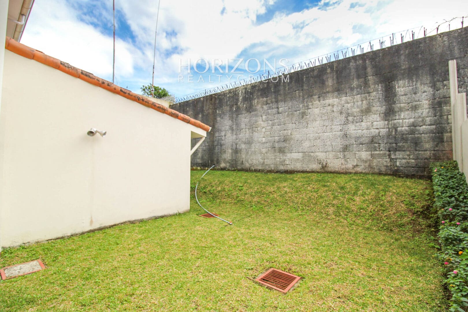 Se Alquila Casa con Patio en Guayabos Curridabat Dentro de Residencial 4 Habitaciones noj485