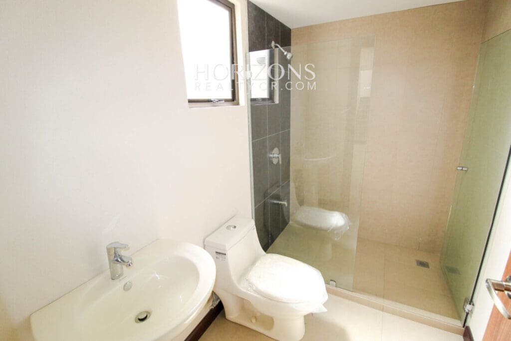 Se Alquila Casa con Patio en Guayabos Curridabat Dentro de Residencial 4 Habitaciones noj485