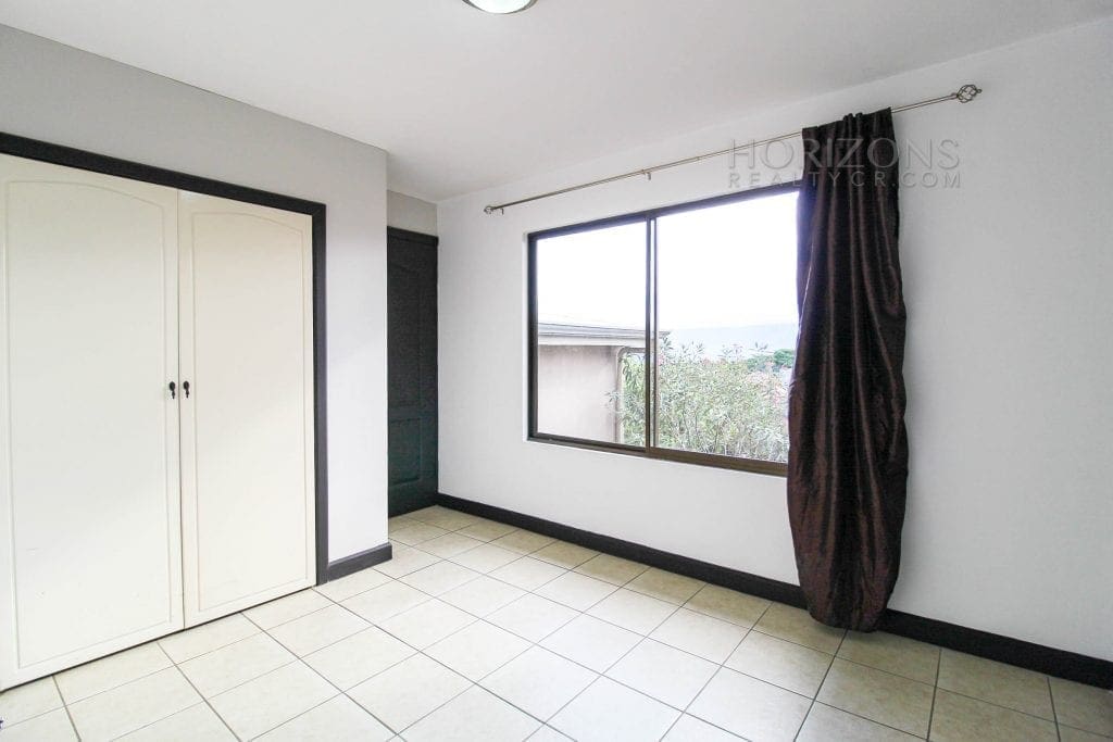 Venta de Casa Independiente en Guayabos Curridabat 3 Habitaciones y Jardín nja1177