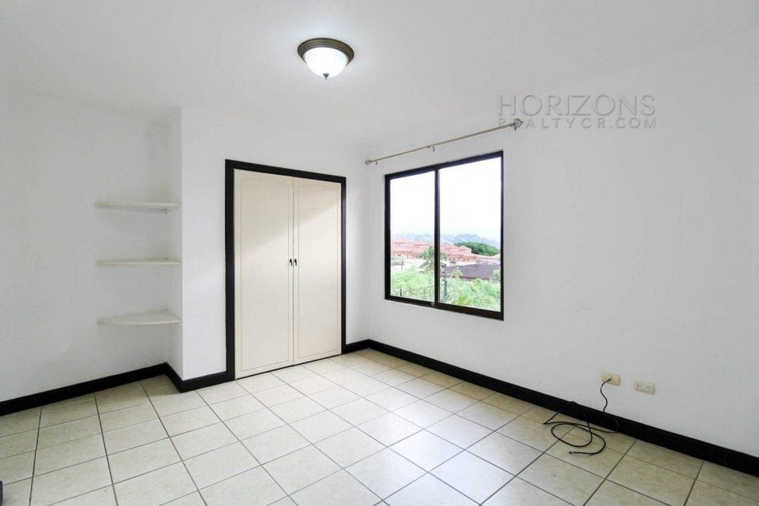 Venta de Casa Independiente en Guayabos Curridabat 3 Habitaciones y Jardín nja1177