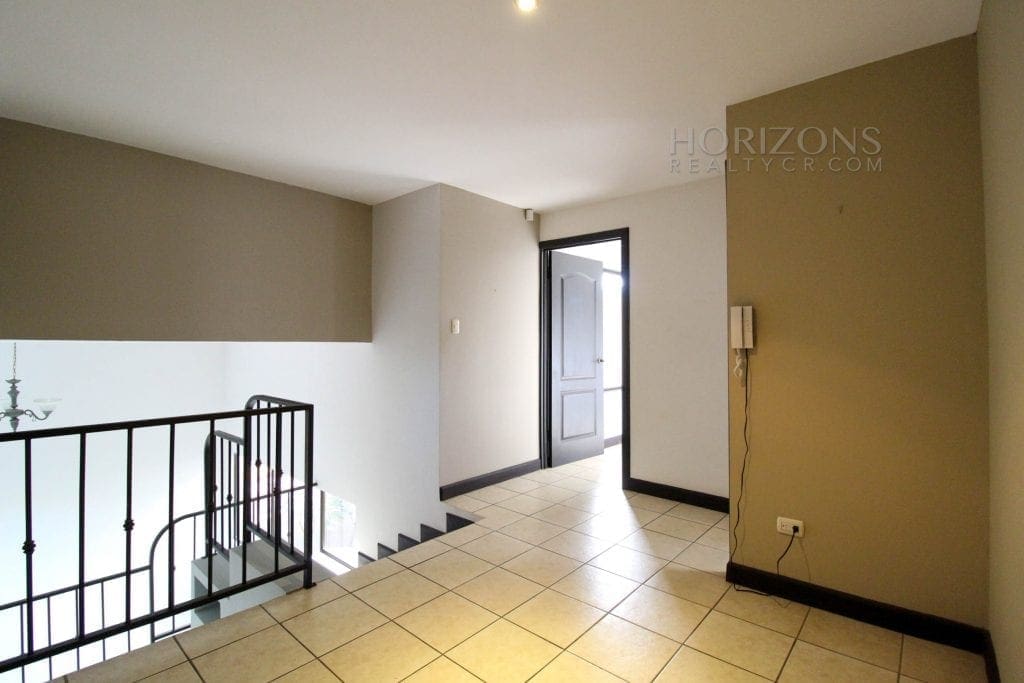Venta de Casa Independiente en Guayabos Curridabat 3 Habitaciones y Jardín nja1177