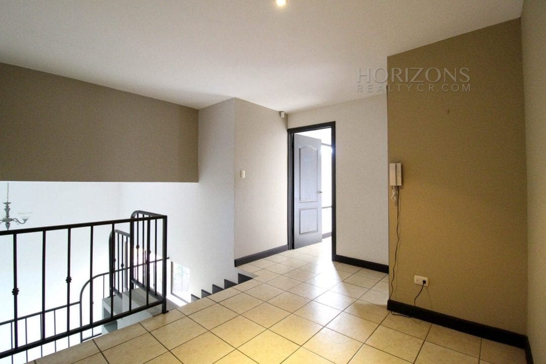 Venta de Casa Independiente en Guayabos Curridabat 3 Habitaciones y Jardín nja1177