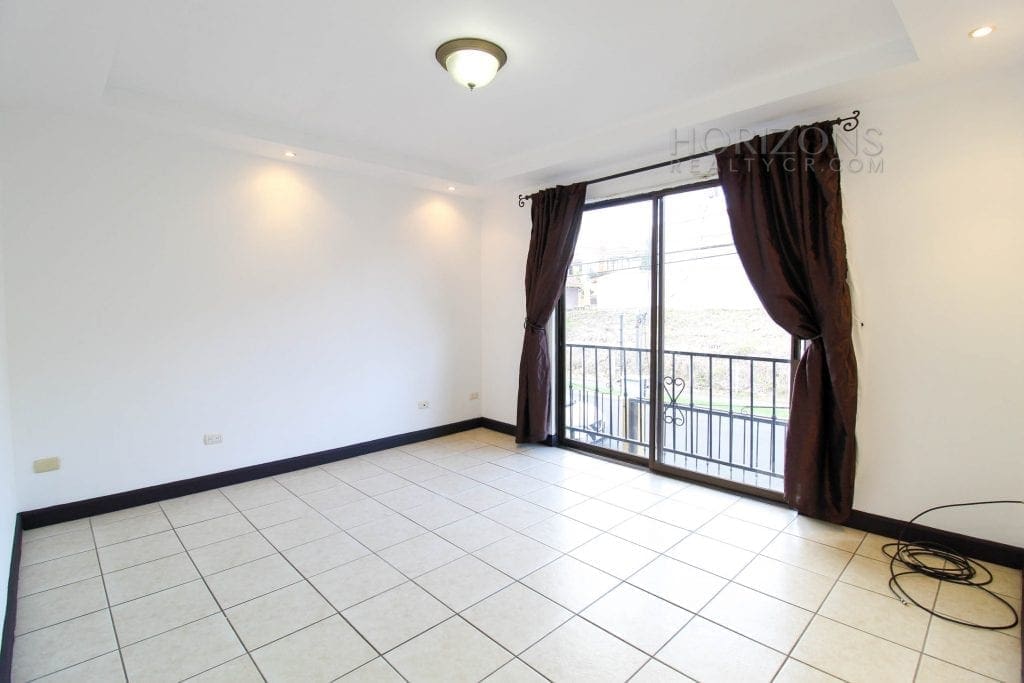 Venta de Casa Independiente en Guayabos Curridabat 3 Habitaciones y Jardín nja1177