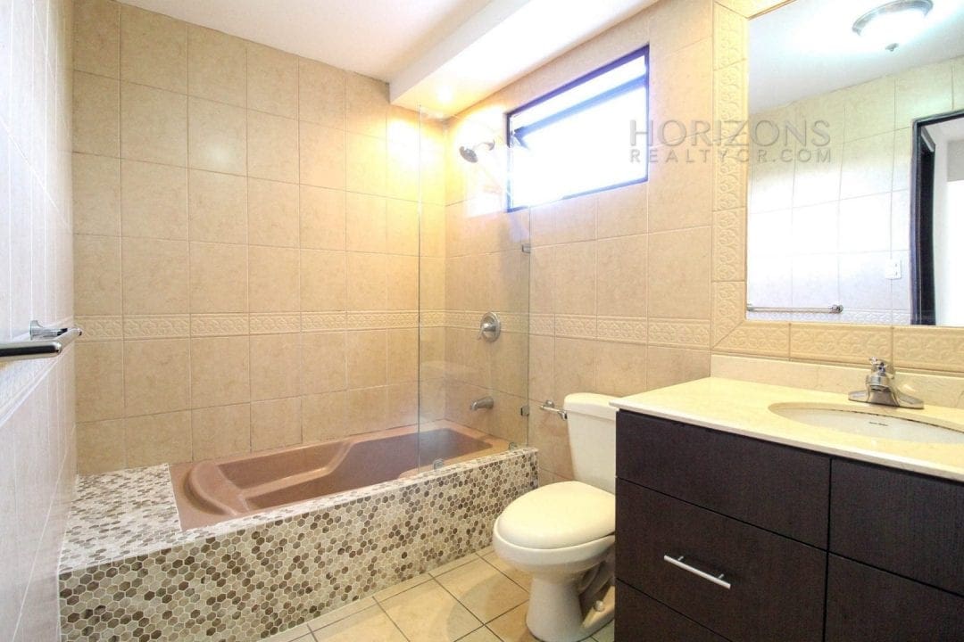 Venta de Casa Independiente en Guayabos Curridabat 3 Habitaciones y Jardín nja1177