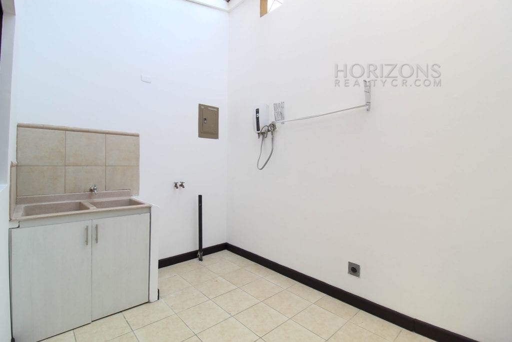 Venta de Casa Independiente en Guayabos Curridabat 3 Habitaciones y Jardín nja1177