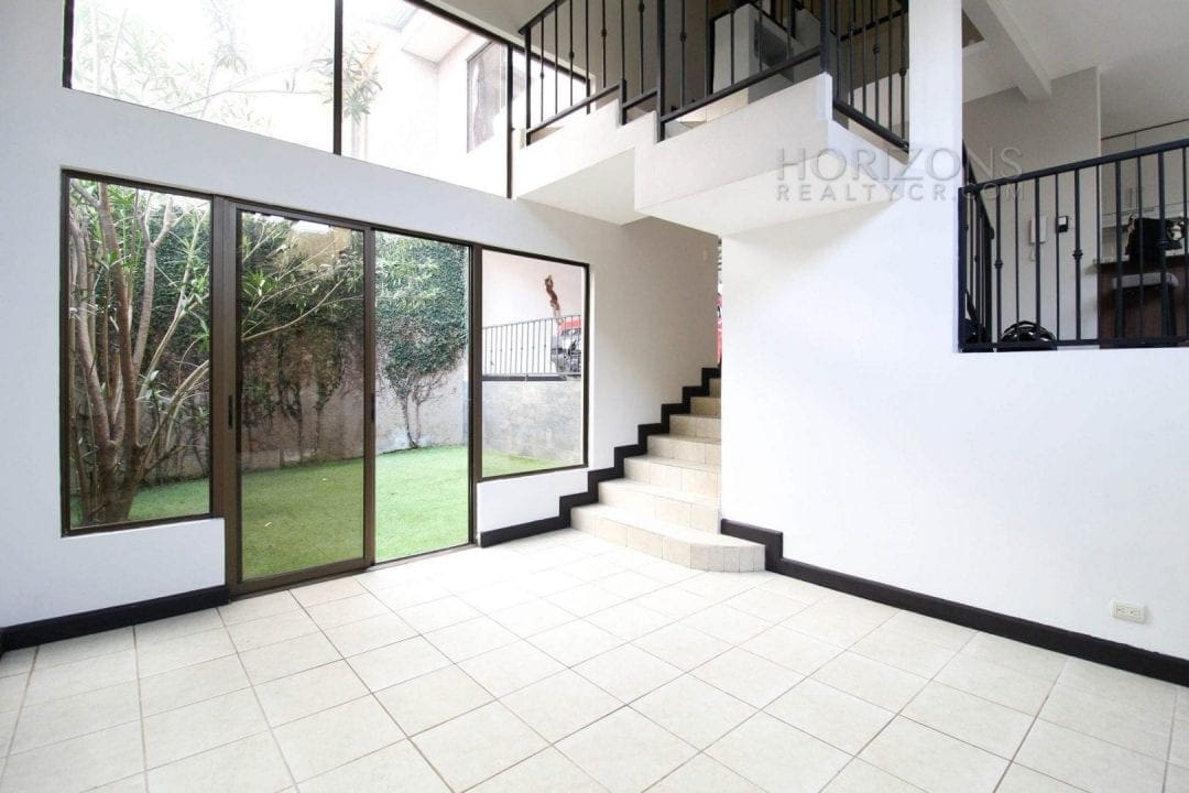 Venta de Casa Independiente en Guayabos Curridabat 3 Habitaciones y Jardín nja1177