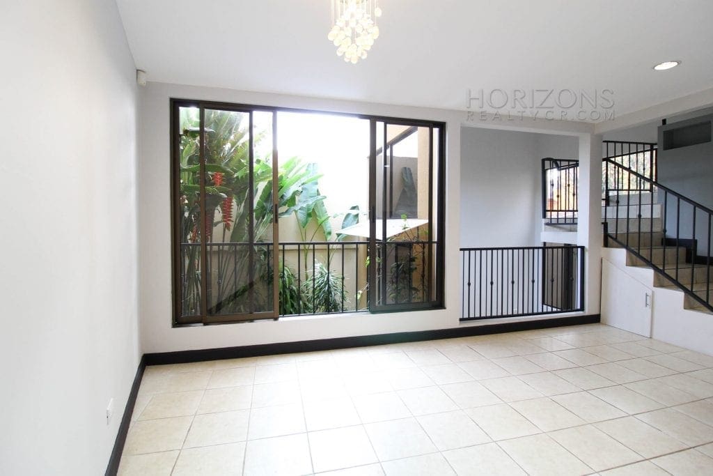 Venta de Casa Independiente en Guayabos Curridabat 3 Habitaciones y Jardín nja1177