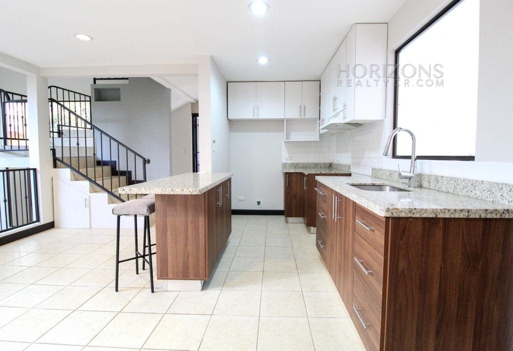 Venta de Casa Independiente en Guayabos Curridabat 3 Habitaciones y Jardín nja1177