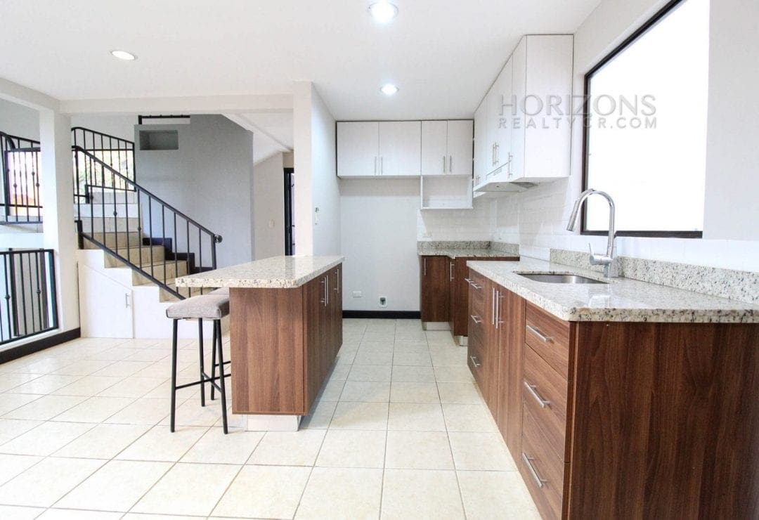 Venta de Casa Independiente en Guayabos Curridabat 3 Habitaciones y Jardín nja1177