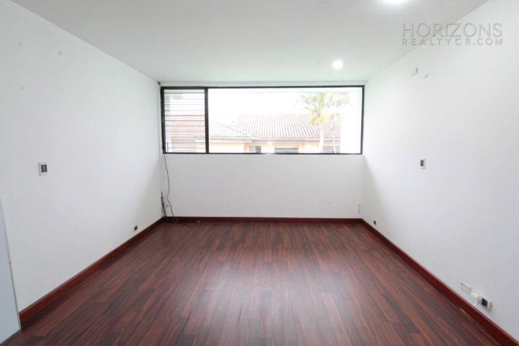 CASA INDEPENDIENTE ESCAZU CENTRICO 3 HABITACIONES PATIO NOJ545