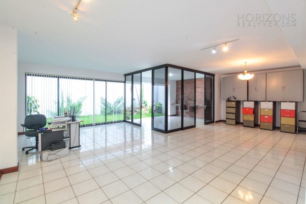 CASA INDEPENDIENTE ESCAZU CENTRICO 3 HABITACIONES PATIO NOJ545