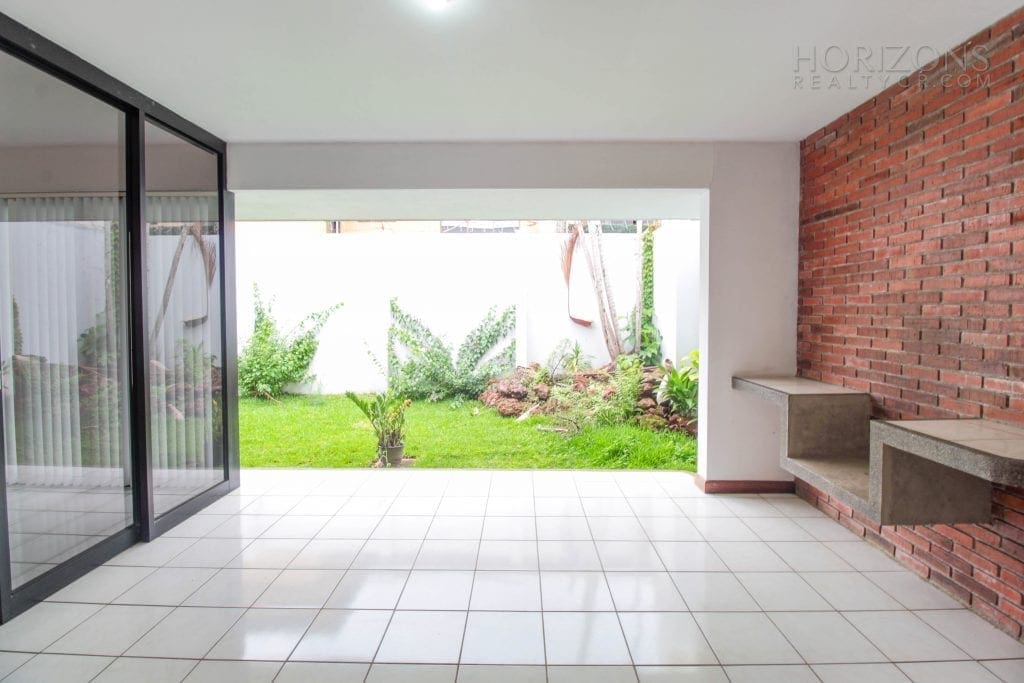 CASA INDEPENDIENTE ESCAZU CENTRICO 3 HABITACIONES PATIO NOJ545