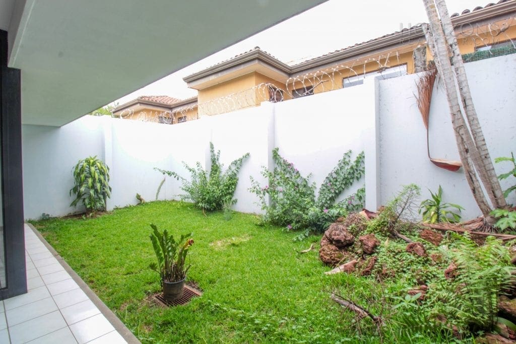 CASA INDEPENDIENTE ESCAZU CENTRICO 3 HABITACIONES PATIO NOJ545