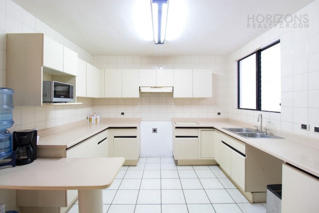 CASA INDEPENDIENTE ESCAZU CENTRICO 3 HABITACIONES PATIO NOJ545