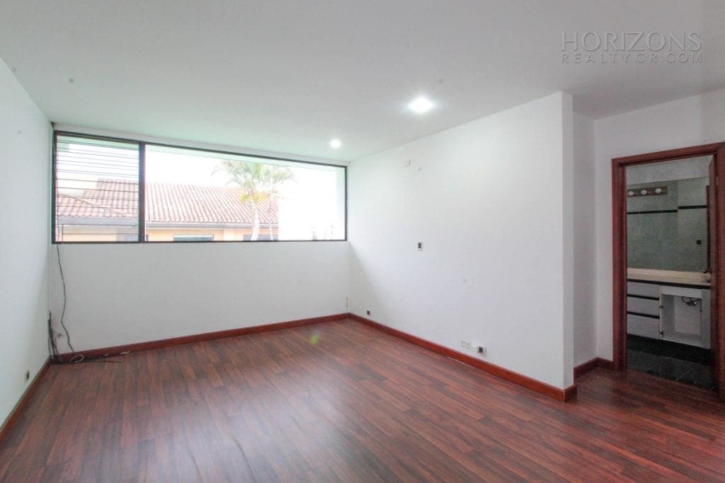 CASA INDEPENDIENTE ESCAZU CENTRICO 3 HABITACIONES PATIO NOJ545