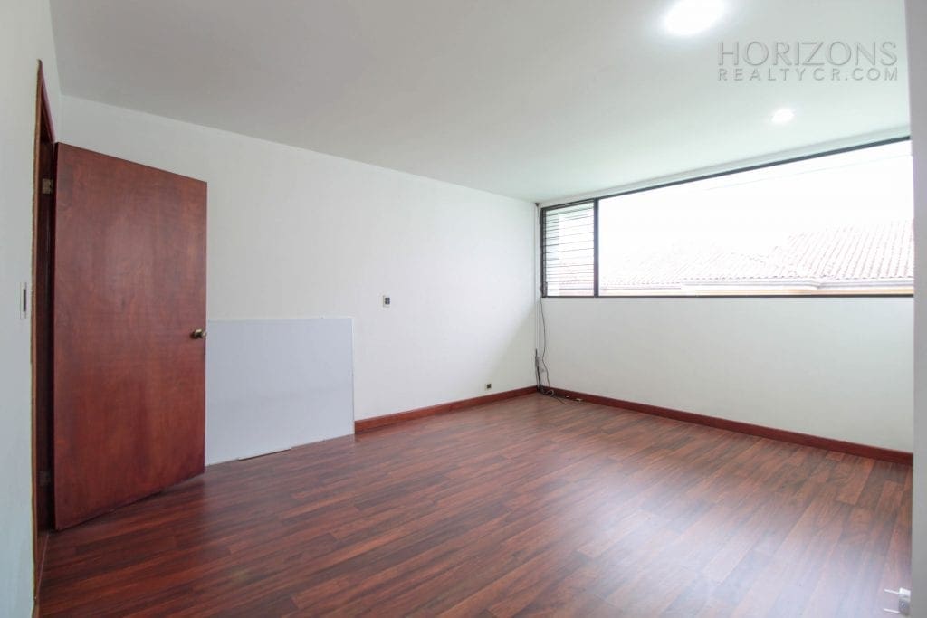 CASA INDEPENDIENTE ESCAZU CENTRICO 3 HABITACIONES PATIO NOJ545