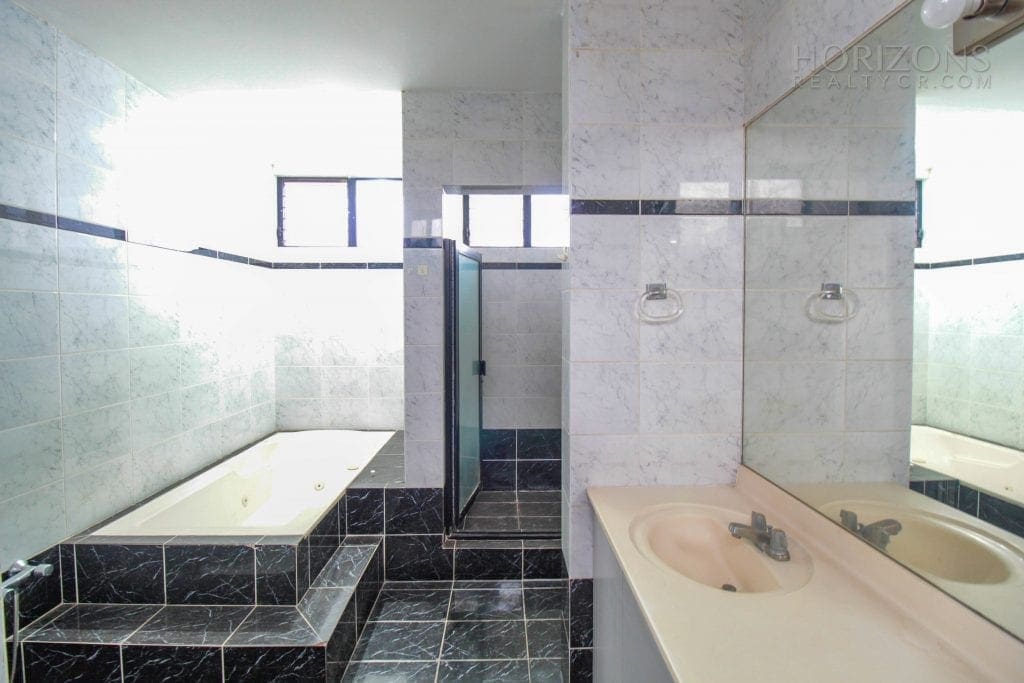 CASA INDEPENDIENTE ESCAZU CENTRICO 3 HABITACIONES PATIO NOJ545