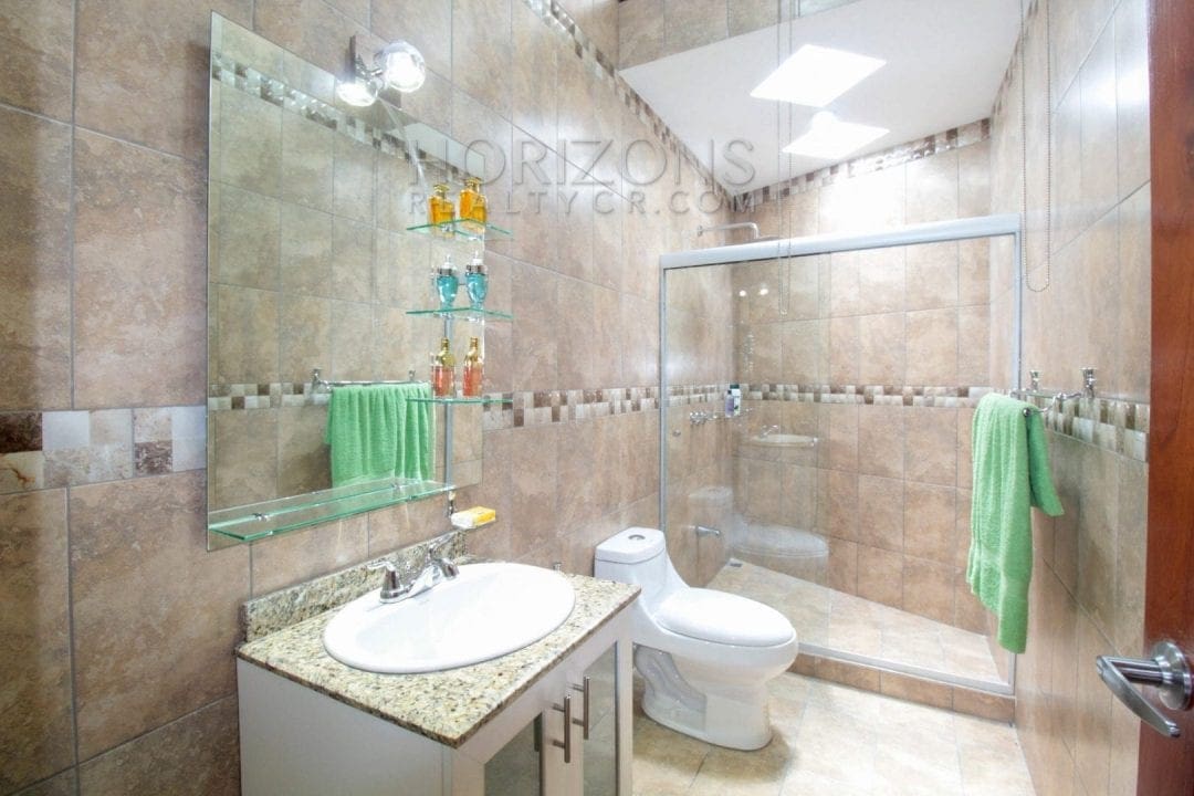 AMPLIA CASA EN ESCAZU 3 HABITACIONES LINEA BLANCA CENTRICO – NOJ564