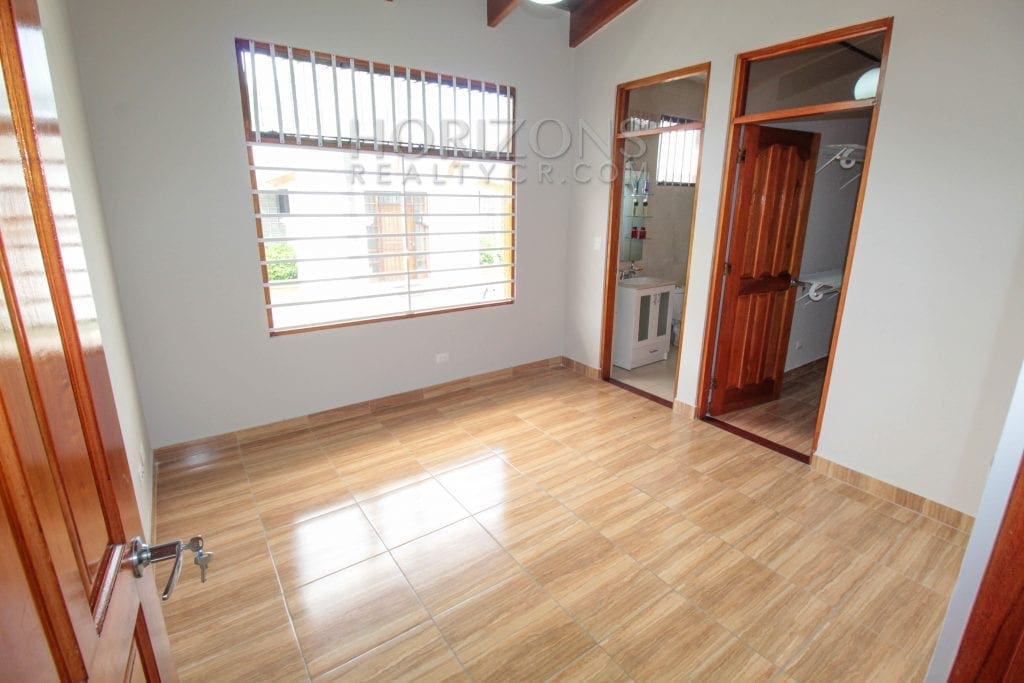 AMPLIA CASA EN ESCAZU 3 HABITACIONES LINEA BLANCA CENTRICO – NOJ564