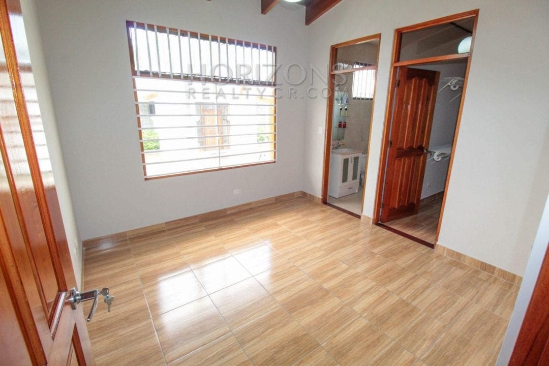AMPLIA CASA EN ESCAZU 3 HABITACIONES LINEA BLANCA CENTRICO – NOJ564