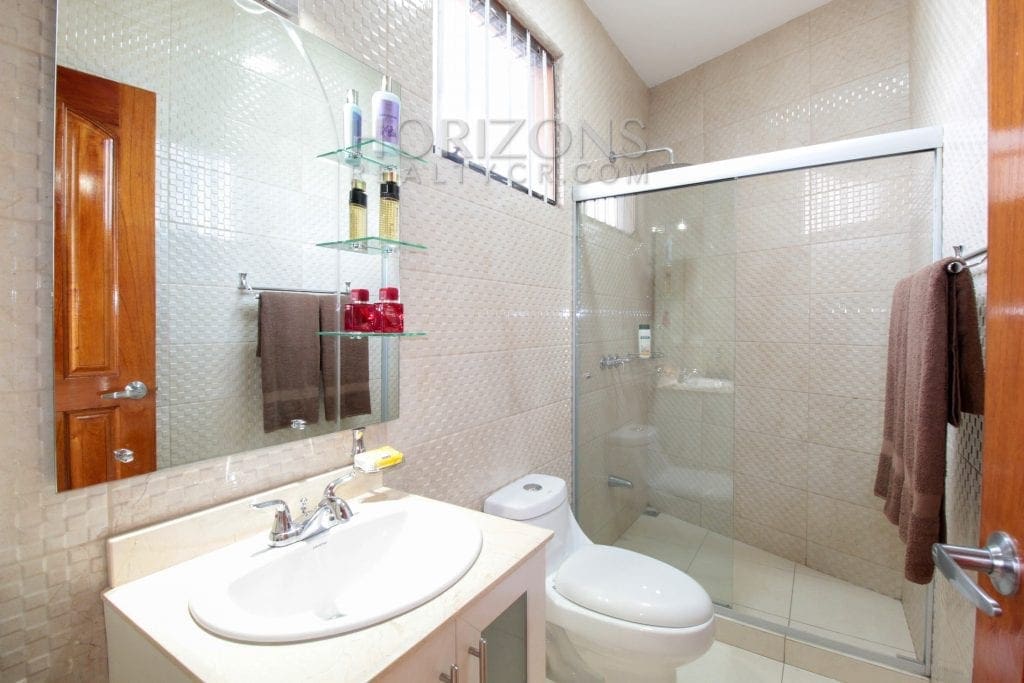 AMPLIA CASA EN ESCAZU 3 HABITACIONES LINEA BLANCA CENTRICO – NOJ564